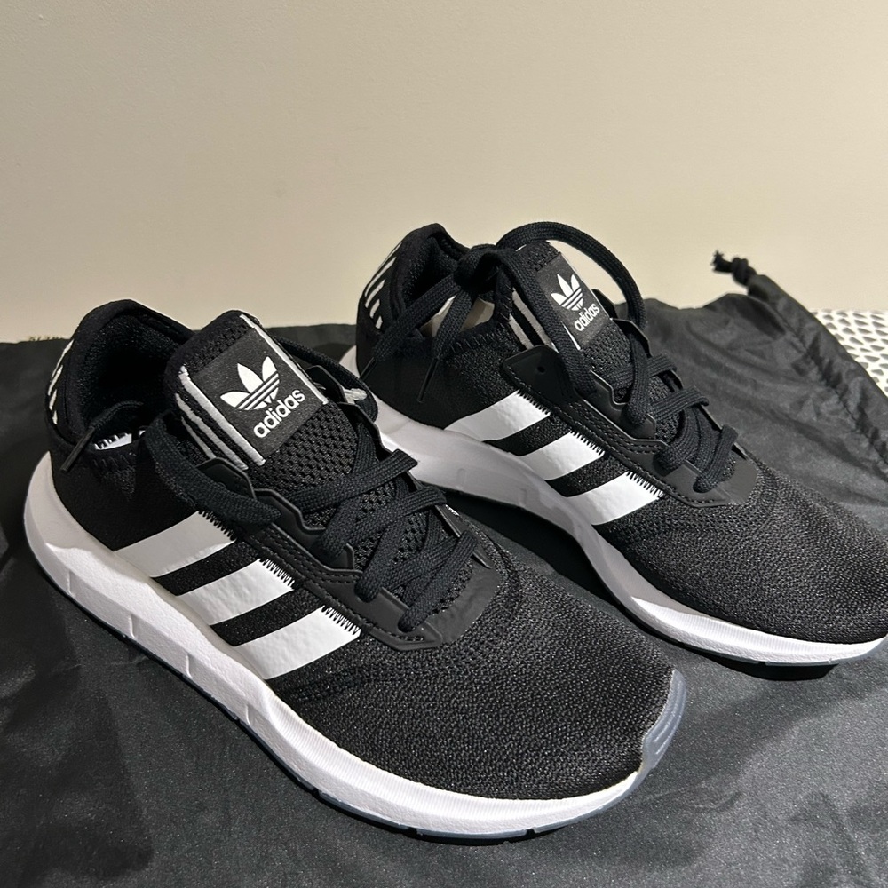 Adidas Swift Run X NWT - Size 8.